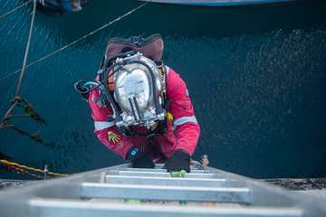 El Cabildo extrae 25 grandes sacas de plásticos y cabos, neumáticos y carros de la compra de los fondos del muelle de Taliarte/TA.